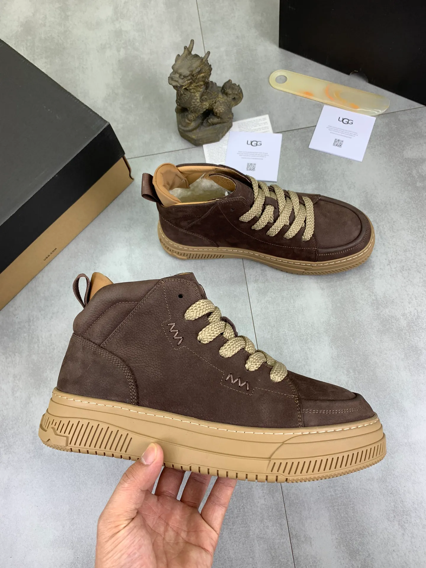 Men's Men's Shoes P620 [New Style] 💰 🆘 "Real Wool" [UGG] 👉 Popular men's shoes official website synchronization 🔰 Genuine quality [proud] is not comparable to the imitations in the general market 🌀 The upper is imported Italian frosted cowhide, and the lining: foot pad 🅰️ grade 🐑 real wool 👻 Only Grade A can show the effect The hand feels smooth and delicate 🔱The shoe shape is grand, only genuine factories can achieve it 🎄The perfect toughness of the original outsole 👻⬛️ allows customers to bid farewell to one-time consumption. Real wool lining, super warm. 4⃣️Color options available Size: 38-44